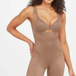 SPANX Thinstincts 2.0 Open-bust Mid Thigh Bodysuit | Kleur Café Au Lait (Dark Nude) I Maat L -Lingerie-Dames-Badmode Winkel 534x840