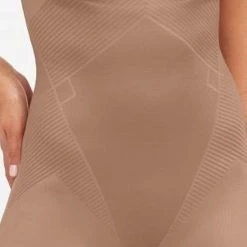SPANX Thinstincts 2.0 Open-bust Mid Thigh Bodysuit | Kleur Café Au Lait (Dark Nude) I Maat L -Lingerie-Dames-Badmode Winkel 550x729 2